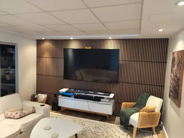 Salon complet : TV sur mur de lattes et barre de son